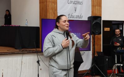 Natalia Ducó, embajadora de la JDE, visita al Liceo La Asunción